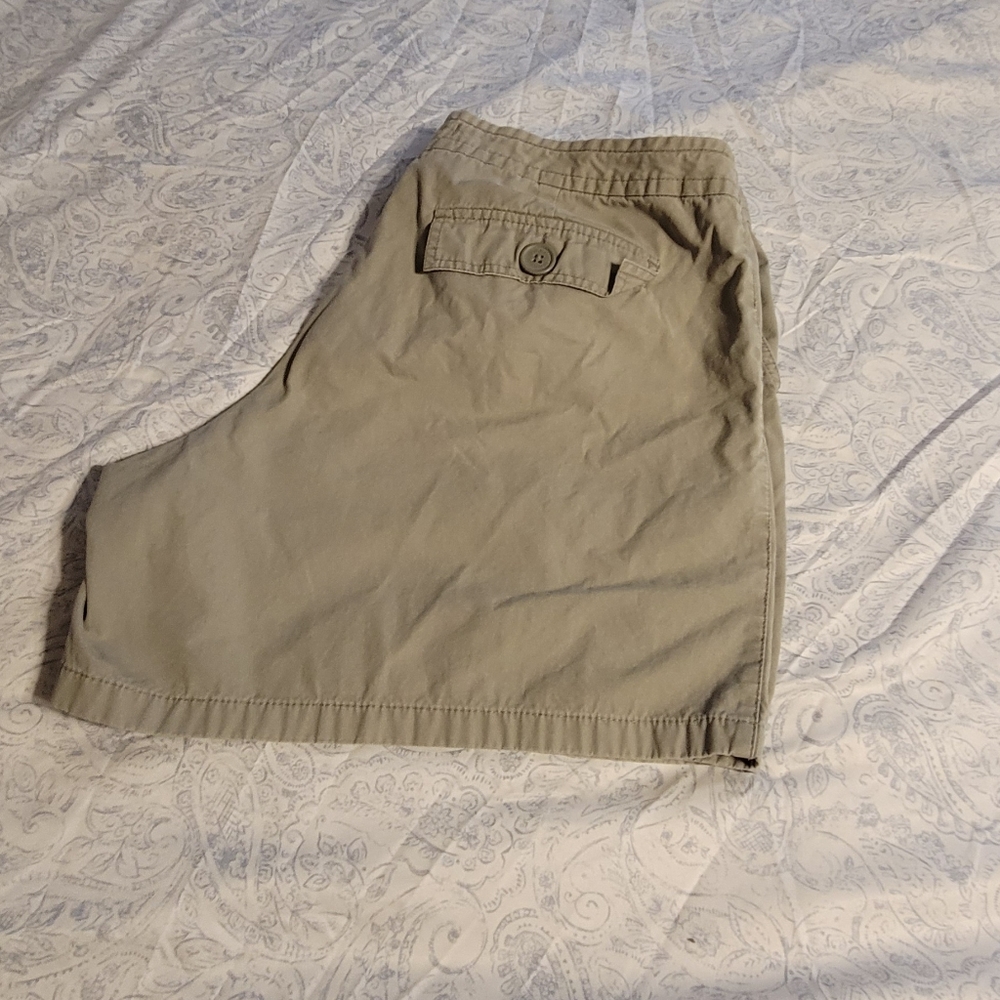 Old Navy Size 18 Khaki Chino Shorts - Mid-Rise Classic Preppy Style
